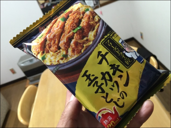 想吃點什麼止餓難道只能選泡麵？日本天野食品推出沖熱水就能吃的「 滑蛋雞排 」 - 電腦王阿達