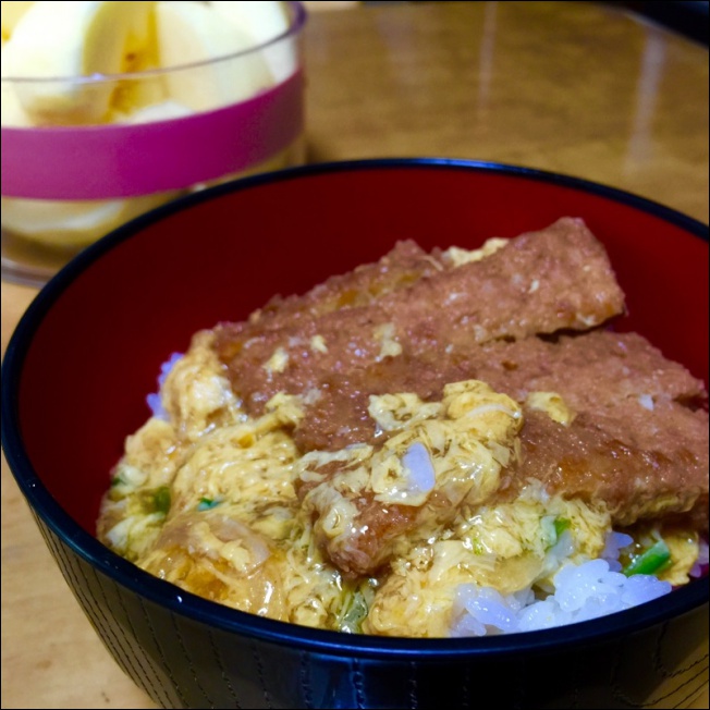 想吃點什麼止餓難道只能選泡麵？日本天野食品推出沖熱水就能吃的「 滑蛋雞排 」 - 電腦王阿達