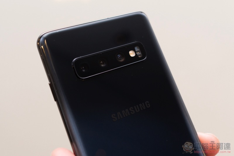 三星 Galaxy S10 系列發表動手玩，「可折疊」旗艦 Galaxy Fold 也如約正式降臨 - 電腦王阿達