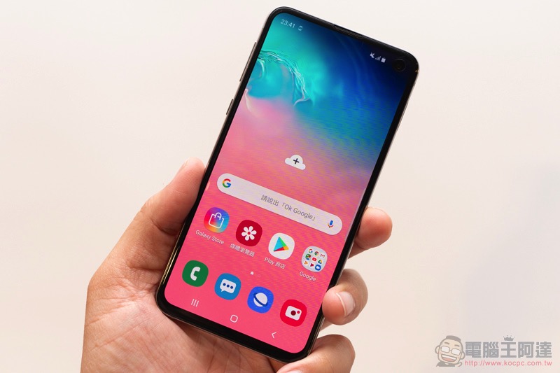 三星 Galaxy S10 系列發表動手玩，「可折疊」旗艦 Galaxy Fold 也如約正式降臨 - 電腦王阿達