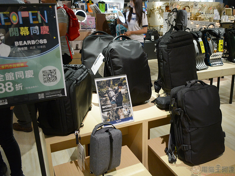 「 熊老闆精選好東西 」 三創店重新開幕 ， 全新引進 KNOMO 、ONA、Timbuk2 品牌生力軍 - 電腦王阿達