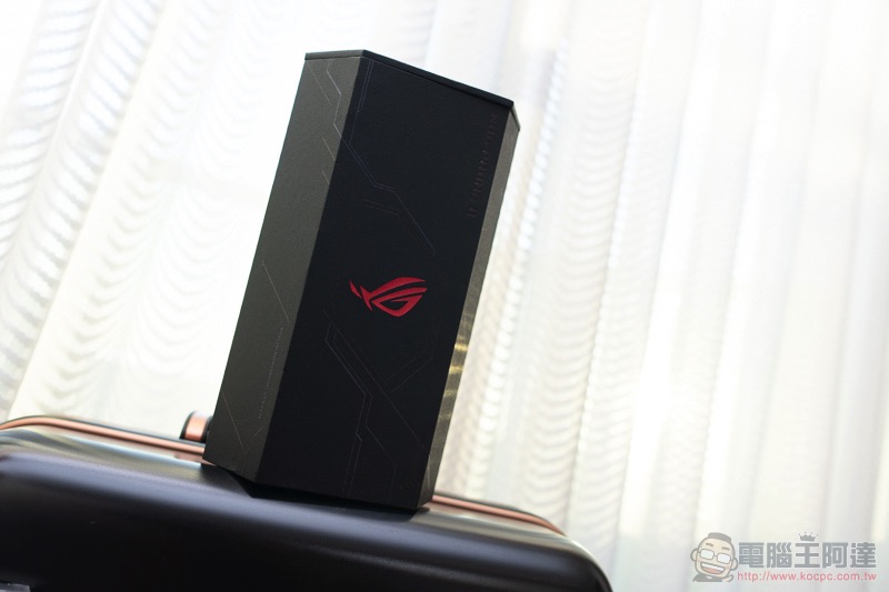 電競手機的完全體 ROG Phone II 大全套 開箱 動手玩（評價 評測 跑分） - 電腦王阿達