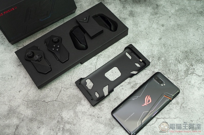 電競手機的完全體 ROG Phone II 大全套 開箱 動手玩（評價 評測 跑分） - 電腦王阿達