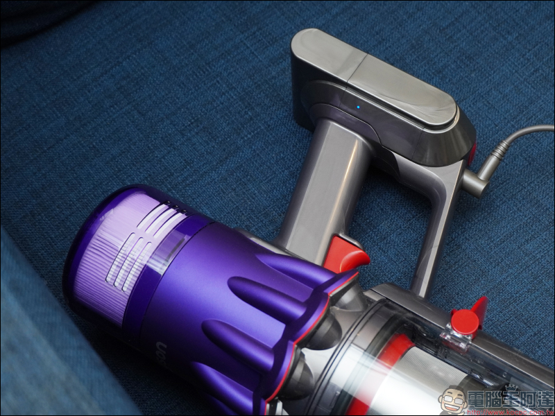 Dyson Digital Slim™ 輕量無線吸塵器開箱動手玩：重量減輕、吸力依舊強大！新增 LED 隙縫清潔吸頭、低處清潔轉接頭，日常清潔更輕鬆！ - 電腦王阿達