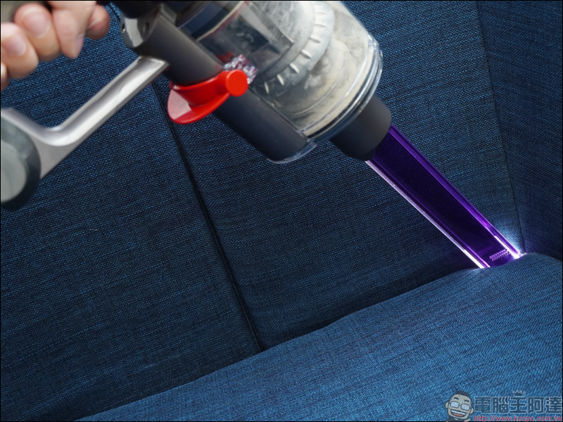 Dyson Digital Slim™ 輕量無線吸塵器開箱動手玩：重量減輕、吸力依舊強大！新增 LED 隙縫清潔吸頭、低處清潔轉接頭，日常清潔更輕鬆！ - 電腦王阿達