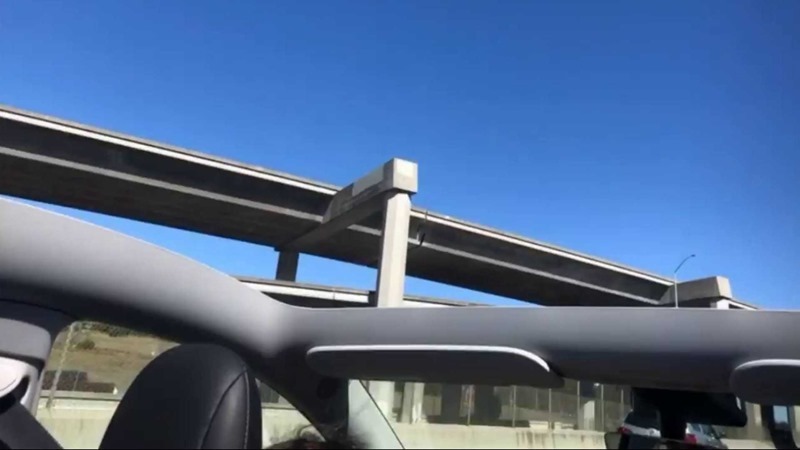 tesla-model-y-loses-glass-roof-when-getting-back-from-delivery