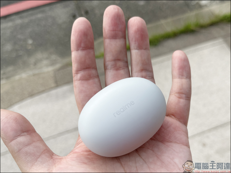 realme Buds Air 2 Neo 開箱、動手玩｜敢越級再延續，同價位首款主動降噪真無線藍牙耳機！通透模式通勤更安全（同場加映：realme Buds Air 2 外觀比較） - 電腦王阿達