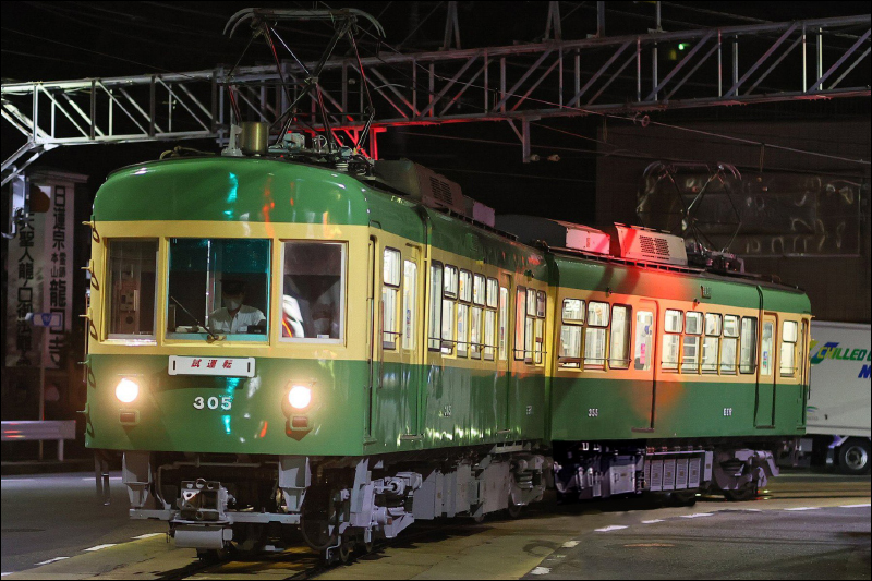 日本電車老外爆紅， Taco 餐廳老闆騎車揮手與江之島電車同框出現惹怒鐵道迷，大量迷因在網路瘋傳 - 電腦王阿達