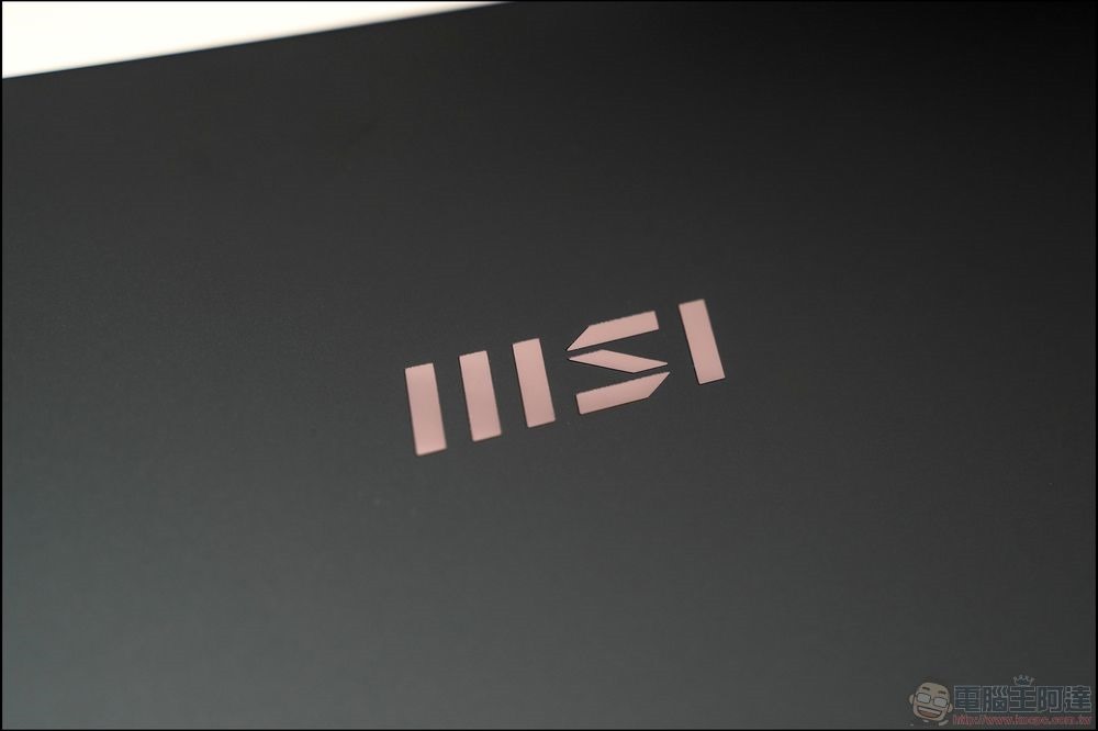 MSI Summit E16 Flip 開箱 (9)