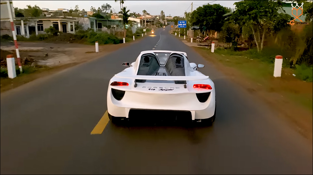 國外 YouTuber 耗時 90 天，利用 PVC 管手作打造一輛蛙王 Porsche 918 Spyder - 電腦王阿達