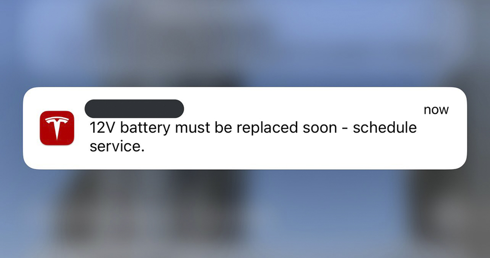 Tesla app 主動通知更換 12V 小電池