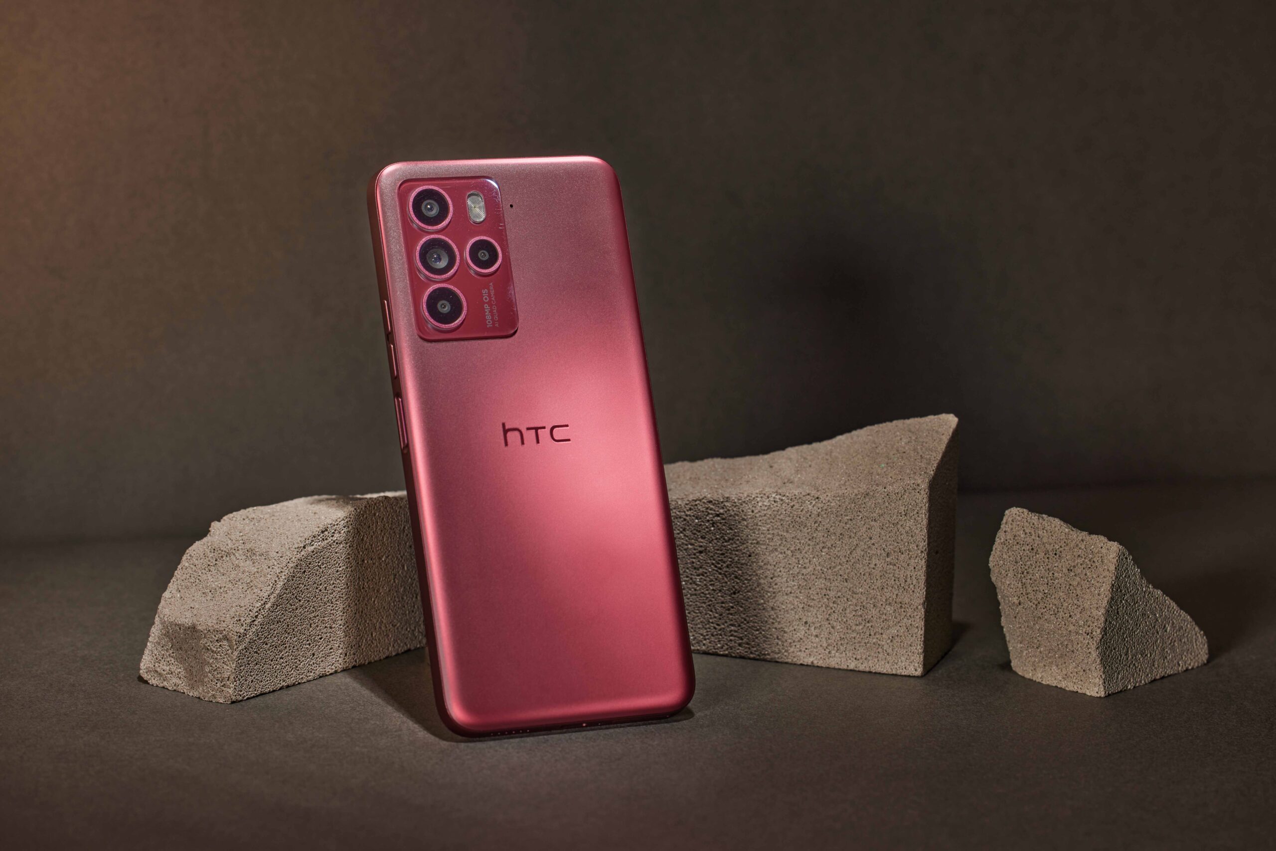 HTC U23 pro系列添新色！「迷霧紅」強勢登場，綻放自信魅力，搭配指定資費方案 手機0元開心帶回家 - 電腦王阿達