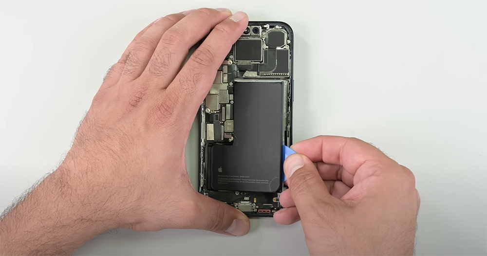 疑似 iPhone 16 Pro 金屬外殼電池實體照曝光，電量升級 3,355mAh 散熱也更好？ - 電腦王阿達