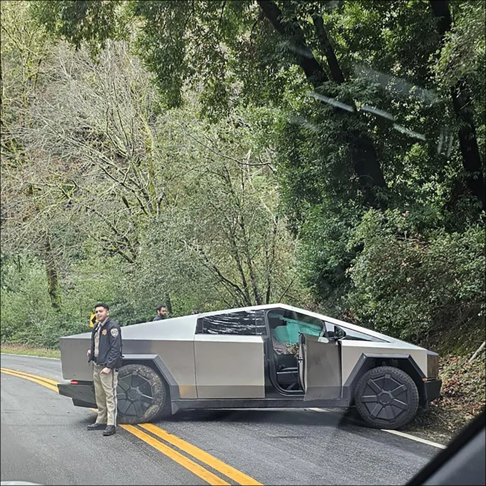 特斯拉 Tesla Cybertruck 全球首撞？與 Toyota 神 A 對撞，雙方駕駛皆輕傷 - 電腦王阿達