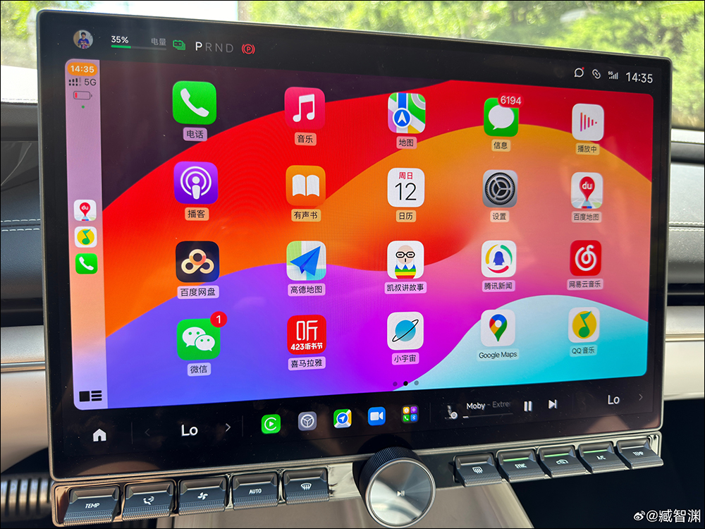 網友展示小米 Xiaomi SU7 的 16.1 吋 3K 無線 Apple CarPlay 畫面，像是超大 iPad 但整合度還有進步空間 - 電腦王阿達
