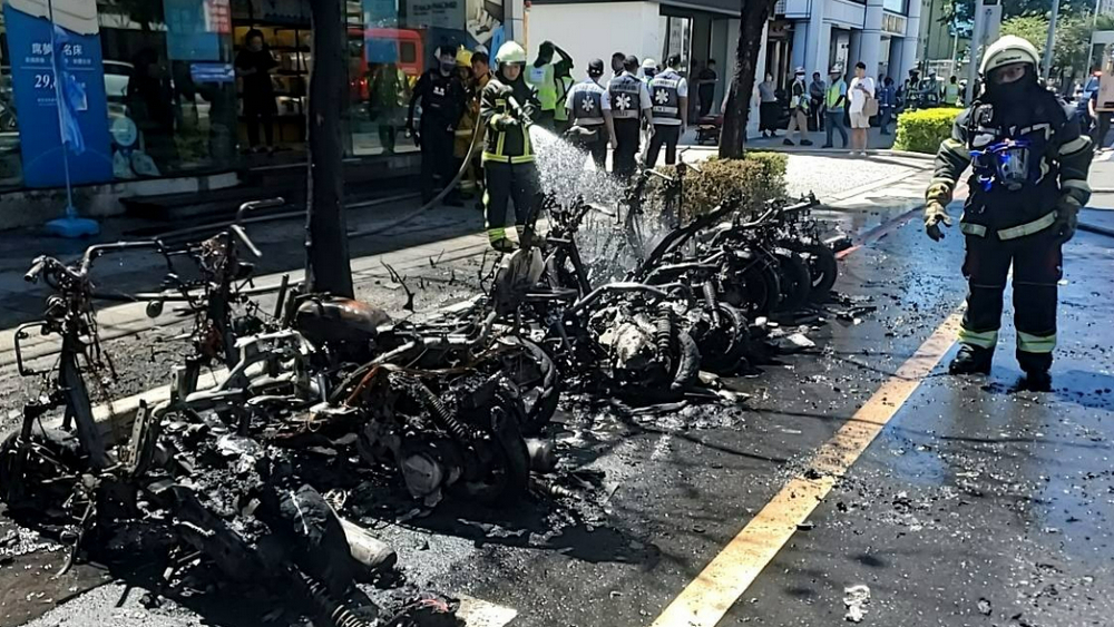 高雄鼓山區火災驚魂：1 顆電池竟引發 8 台機車和 1 台汽車連環燒！ - 電腦王阿達